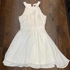 Lulu‘s white dress with lace top